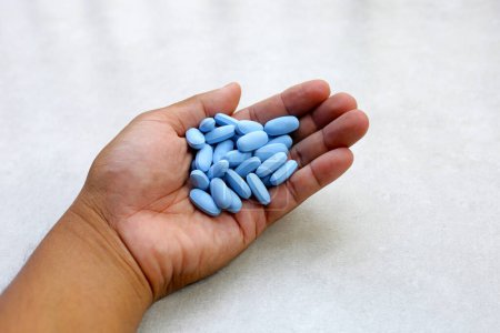Präexpositions-Prophylaxe (oder PrEP) ist ein Medikament, das eingenommen wird, um eine HIV-Infektion zu verhindern