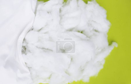 Oreiller blanc avec fibre polyester stable sur fond vert.