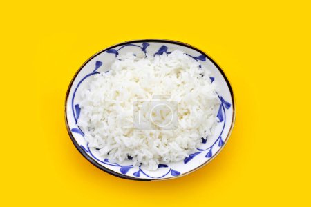 gekochter Reis auf weißem Hintergrund.