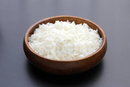 Gekochter Reis auf dunklem Hintergrund.