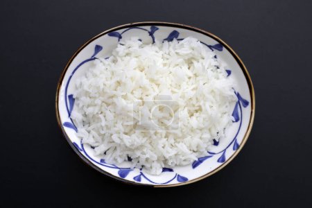 Gekochter Reis in weißer Schüssel
