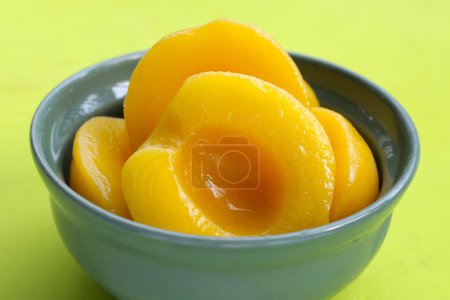 Peach moitiés dans le sirop. Desserts fruités