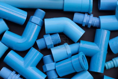 Klempnerausrüstung mit blauen PVC-Rohranschlüssen für Klempnerarbeiten.
