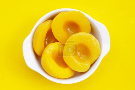 Téléchargez les photos : Peach moitiés dans le sirop. Desserts fruités - en image libre de droit