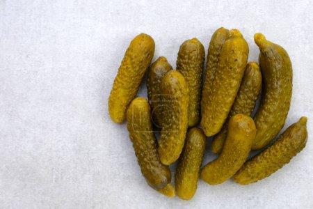 Téléchargez les photos : Concombres marinés savoureux. Légumes fermentés - en image libre de droit
