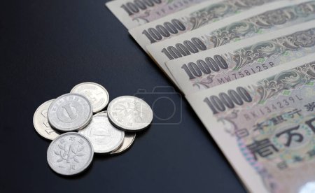 Japanische Banknoten und Münzen