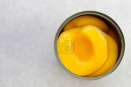 Téléchargez les photos : Peach moitiés dans le sirop. Desserts fruités - en image libre de droit