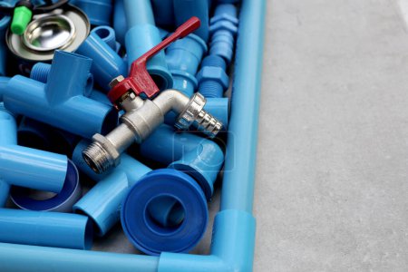 Klempnerausrüstung mit blauen PVC-Rohranschlüssen für Klempnerarbeiten.