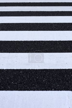 Weiße Kreuzungslinien auf der Straße
