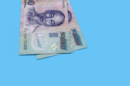 Vietnamesische Dong-Banknoten auf gelbem Hintergrund.
