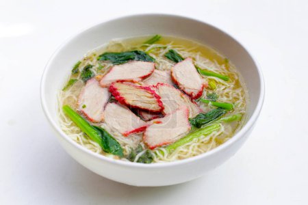 Nouilles aux ?ufs chinoises au porc rouge dans une soupe chaude
