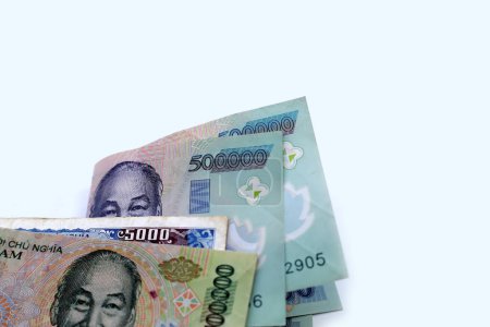 Billetes dong vietnamitas sobre fondo amarillo.