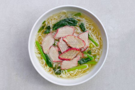 Nouilles aux ?ufs chinoises au porc rouge dans une soupe chaude
