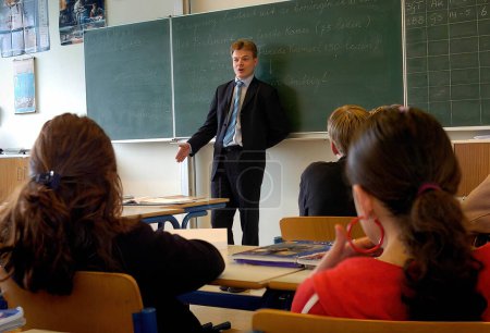 Téléchargez les photos : ENSCHEDE, PAYS-BAS - 10 MAI 2004 : L'homme politique néerlandais Pieter Omtzigt parle devant une classe de politique et d'élections néerlandaises. - en image libre de droit