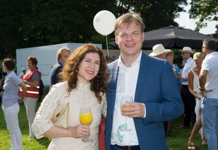 Téléchargez les photos : DE LUTTE, PAYS-BAS - 30 AOÛT 2015 : Le politicien néerlandais Pieter Omtzigt et son épouse Ayfer Koc - en image libre de droit