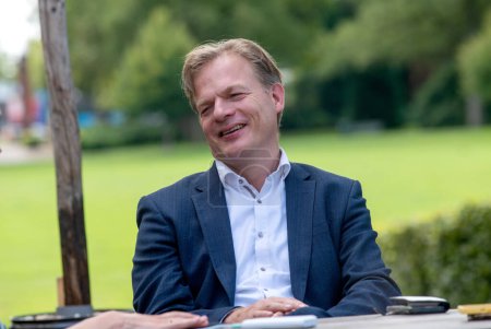 Téléchargez les photos : ENSCHEDE, PAYS-BAS - 21 AOÛT 2023 : L'homme politique néerlandais Pieter Omtzigt est l'homme politique le plus populaire à la Chambre des représentants. Le 19 août 2023, il fonde son propre parti le NSC - en image libre de droit