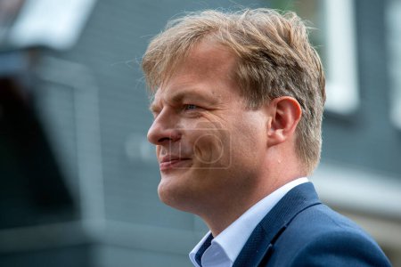 Téléchargez les photos : ENSCHEDE, PAYS-BAS - 05 JUL 2020 : L'homme politique néerlandais Pieter Omtzigt est l'homme politique le plus populaire à la Chambre des représentants. - en image libre de droit
