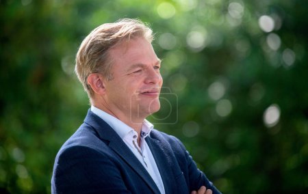 Foto de ENSCHEDE, PAÍSES BAJOS - 21 AGO 2023: El político holandés Pieter Omtzigt es el político más popular en la Cámara de Representantes. - Imagen libre de derechos