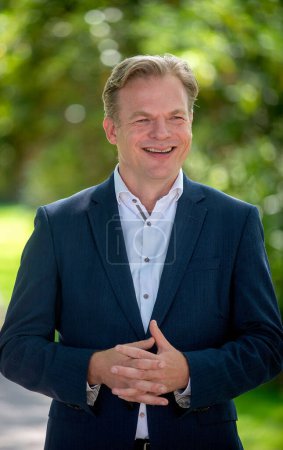 Téléchargez les photos : ENSCHEDE, PAYS-BAS - 21 AOÛT 2023 : L'homme politique néerlandais Pieter Omtzigt est l'homme politique le plus populaire à la Chambre des représentants. - en image libre de droit
