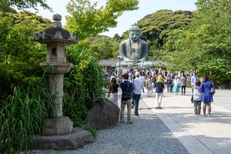 Foto de Turistas visitando la Gran Estatua de Buda en Kamakura, Japón - Imagen libre de derechos