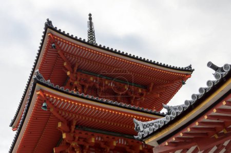 Téléchargez les photos : Vue d'un temple japonais d'en bas, à Kyoto - en image libre de droit