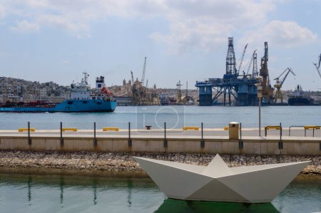 Foto de Vista del puerto comercial de La Valeta y barco de origami - Imagen libre de derechos
