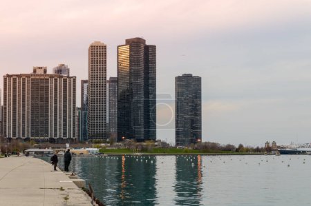 Téléchargez les photos : Paysage urbain de Chigago et du lac Michigan au crépuscule - en image libre de droit