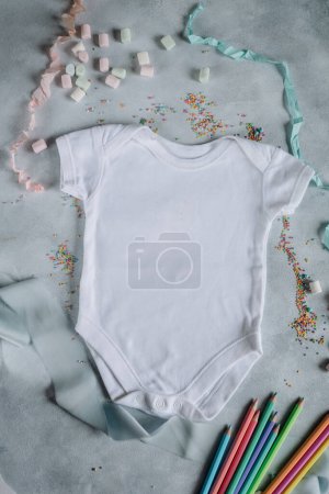 Téléchargez les photos : Baby clothes mockup, newborn bodysuit mockup, white color bodysuit on a gray background - en image libre de droit