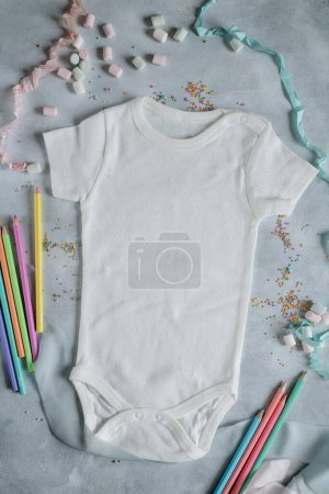 Téléchargez les photos : Baby clothes mockup, newborn bodysuit mockup, white color bodysuit on a gray background - en image libre de droit