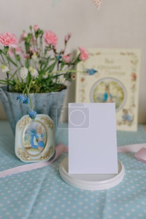 Tarjeta blanca en fondos de colores claros, maqueta de tarjeta, maqueta de invitación, maqueta de postal