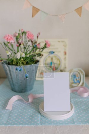 Tarjeta blanca en fondos de colores claros, maqueta de tarjeta, maqueta de invitación, maqueta de postal