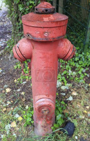 Foto de Old weathered oxidado hidrante rojo - Imagen libre de derechos
