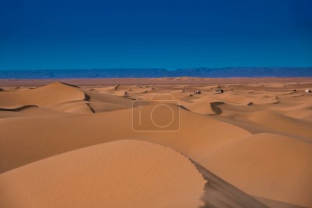 Eine Sanddüne der Sahara-Wüste bei Mhamid el Ghizlane in Marokko. Hochwertiges Foto. Zagora Bezirk Mhamid el Ghizlane Marokko 03.06.2024 Hier ist ein Wüstengebiet in Marokko.