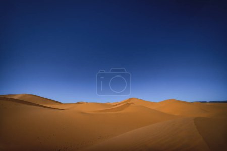 Eine panoramische Sanddüne in der Sahara-Wüste bei Mhamid el Ghizlane in Marokko. Hochwertiges Foto. Zagora Bezirk Mhamid el Ghizlane Marokko 03.06.2024 Hier ist ein Wüstengebiet in Marokko.