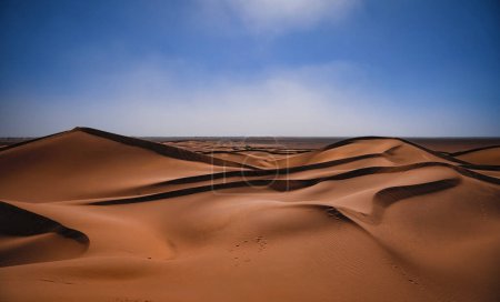 Una duna de arena del desierto del sahara en Mhamid el Ghizlane en Marruecos. Foto de alta calidad. Zagora distrito Mhamid el Ghizlane Marruecos 03.06.2024 Aquí es una zona desértica en Marruecos.