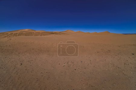 Une dune de sable panoramique du désert du sahara à Mhamid el Ghizlane au Maroc vue d'ensemble. Photo de haute qualité. Zagora district Mhamid el Ghizlane Maroc 03.06.2024 Voici une zone désertique au Maroc.