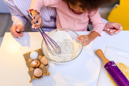 Foto de Pastelería de cocina familiar multiétnica feliz juntos en la cocina . - Imagen libre de derechos