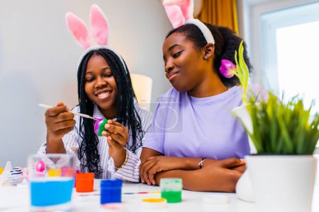 Foto de Dos poliétnica bonita mujer divirtiéndose y preparándose para Pascua juntos. - Imagen libre de derechos