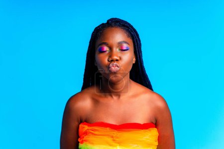 Téléchargez les photos : Afro-américaine avec gorgeus couleur vive maquillage se sent fier et confiant en arrière-plan studio mur bleu. - en image libre de droit