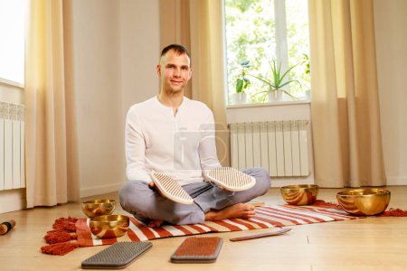 Foto de Práctica de yoga matutino con uñas de sadhu. pie mans en el escritorio de madera con clavos de metal afilados. - Imagen libre de derechos