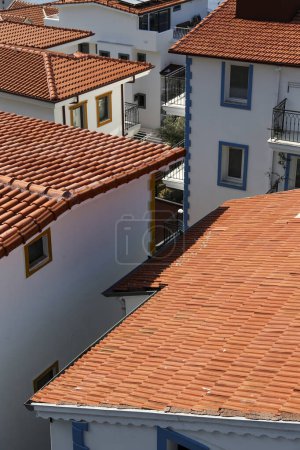 Téléchargez les photos : Vue aérienne d'un petit quartier avec des toits en bardeaux rouges dans une ville côtière au bord de la mer Méditerranée. Ambiance rustique. Espace de copie, fond. - en image libre de droit