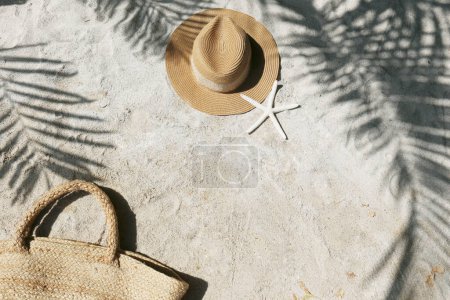 Foto de Vibras de verano. Sombrero de paja y bolso de playa en una hermosa arena blanca. Copiar espacio para texto. - Imagen libre de derechos