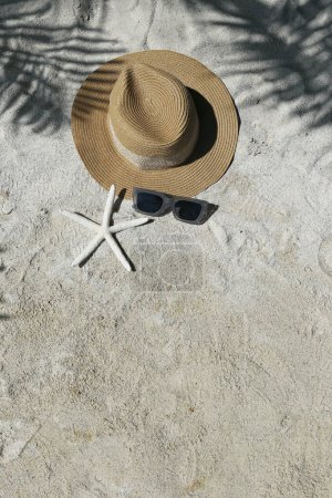 Foto de Vibras de verano. Sombrero de paja y gafas de sol en una playa de arena. Copiar espacio para texto. - Imagen libre de derechos