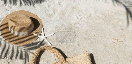 Foto de Vibras de verano. Sombrero de paja y bolso de playa en una hermosa arena blanca. Copiar espacio para texto. - Imagen libre de derechos