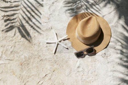 Foto de Vibras de verano. Sombrero de paja y gafas de sol en una playa de arena. Copiar espacio para texto. - Imagen libre de derechos