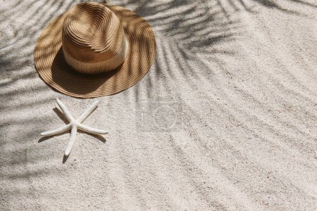 Foto de Vibras de verano. Gorro de paja de ala ancha y gafas de sol en una playa de arena. Copiar espacio para texto. - Imagen libre de derechos