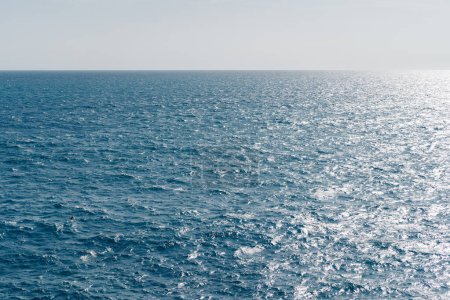 Téléchargez les photos : Vagues sur la mer. Vue d'en haut sur la mer Ligure à Portofino. - en image libre de droit
