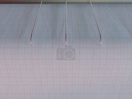 Foto de Un primer plano de las agujas de la máquina sismógrafa en papel gráfico que representa la actividad sísmica y sísmica - 3D render - Imagen libre de derechos