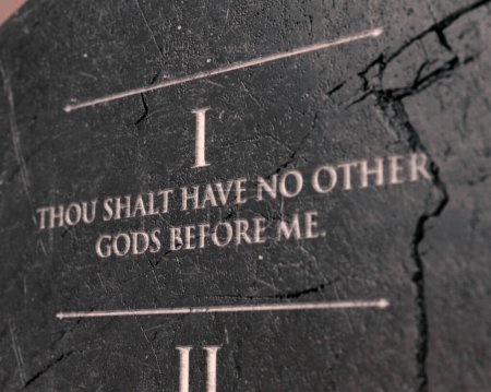 Una vista del primer mandamiento grabado en una tablilla de piedra agrietada sobre un fondo aislado - 3D render