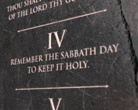 Una vista del cuarto mandamiento grabado en una tablilla de piedra agrietada sobre un fondo aislado - 3D render